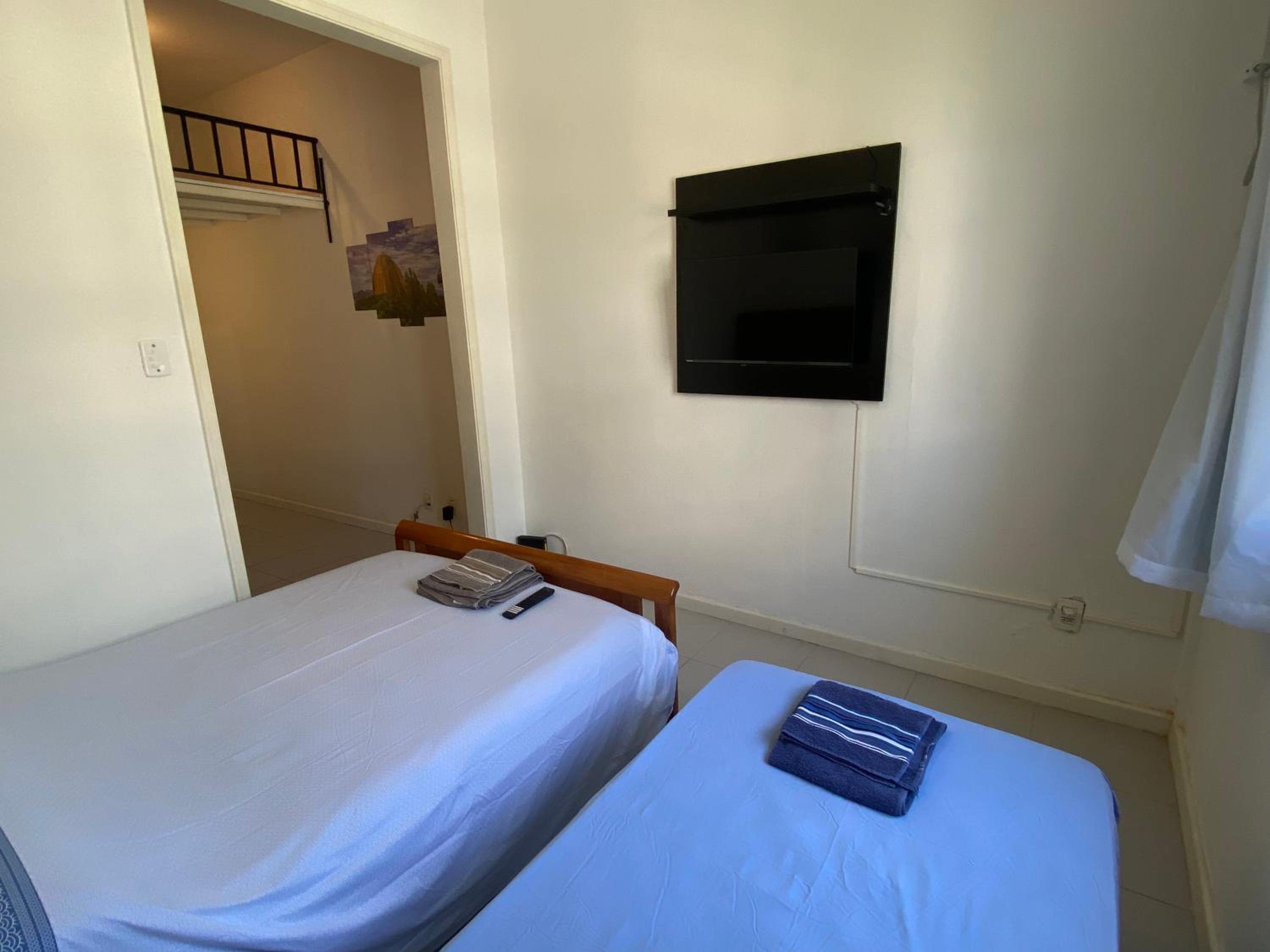 STUDIO COMPLETO na praia de COPACABANA, perto Ipanema Gal Osório, com ar, wifi, netflix, até 3 pessoas, pauloangerami SF138