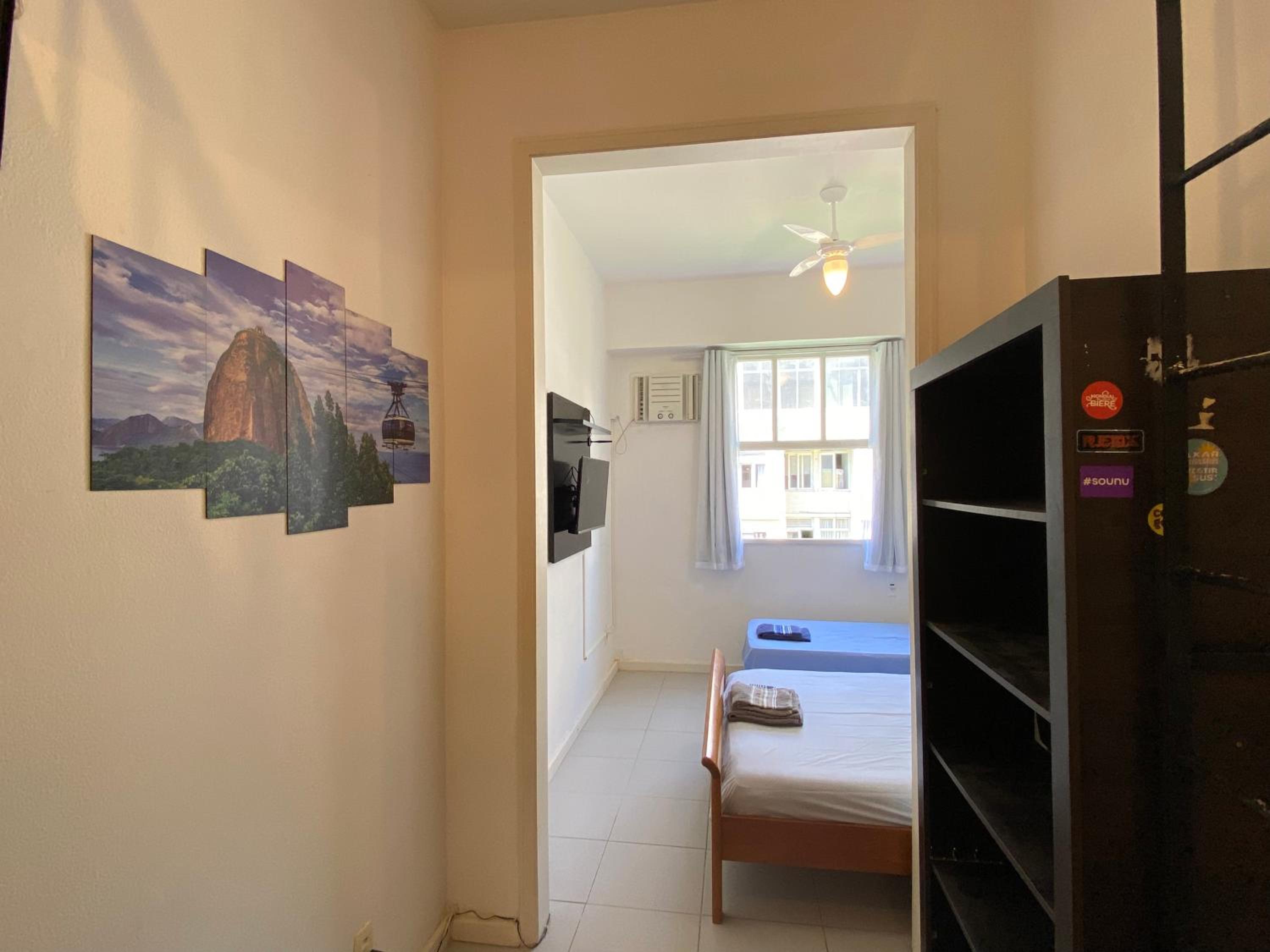 STUDIO COMPLETO na praia de COPACABANA, perto Ipanema Gal Osório, com ar, wifi, netflix, até 3 pessoas, pauloangerami SF138