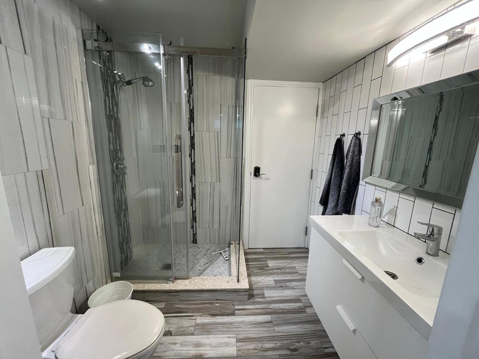 Guelph Vacations - Modern studio with kitchenette and bath - Property Image 12