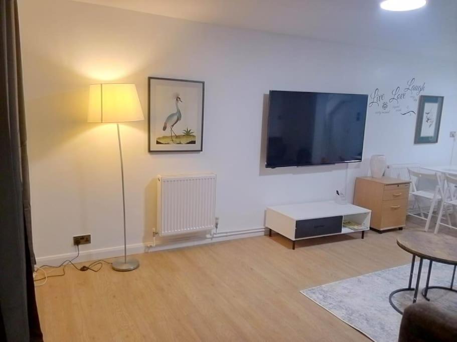 Big spacious 4 Bed House Romford London view 2