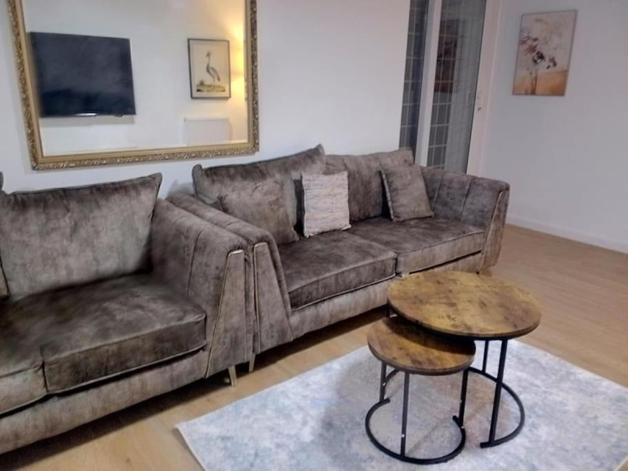 Big spacious 4 Bed House Romford London view 3
