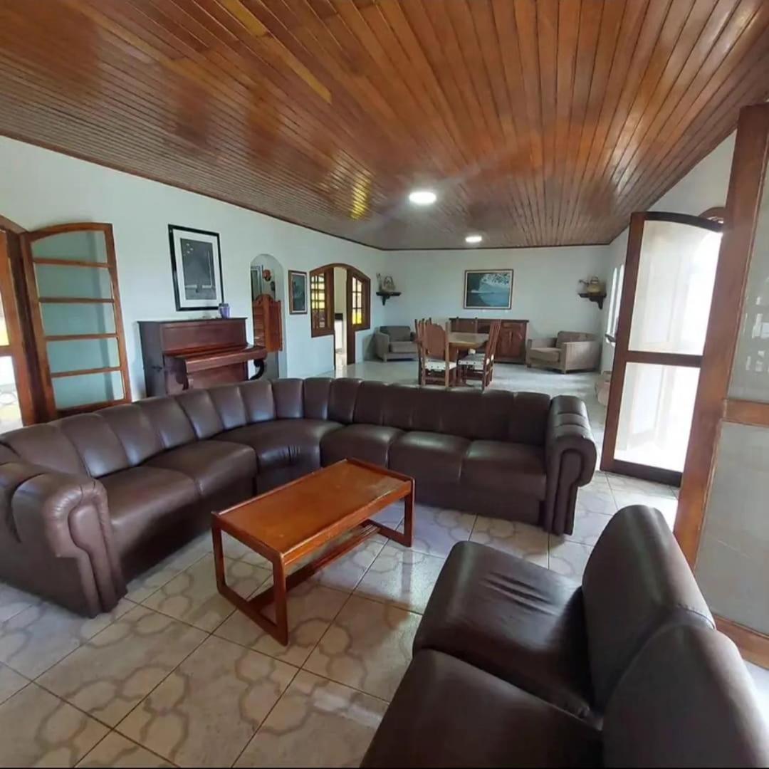 Charmosa Casa com 06 suítes na praia, beira rio Juqueriquere com rampa para barcos e jet sky