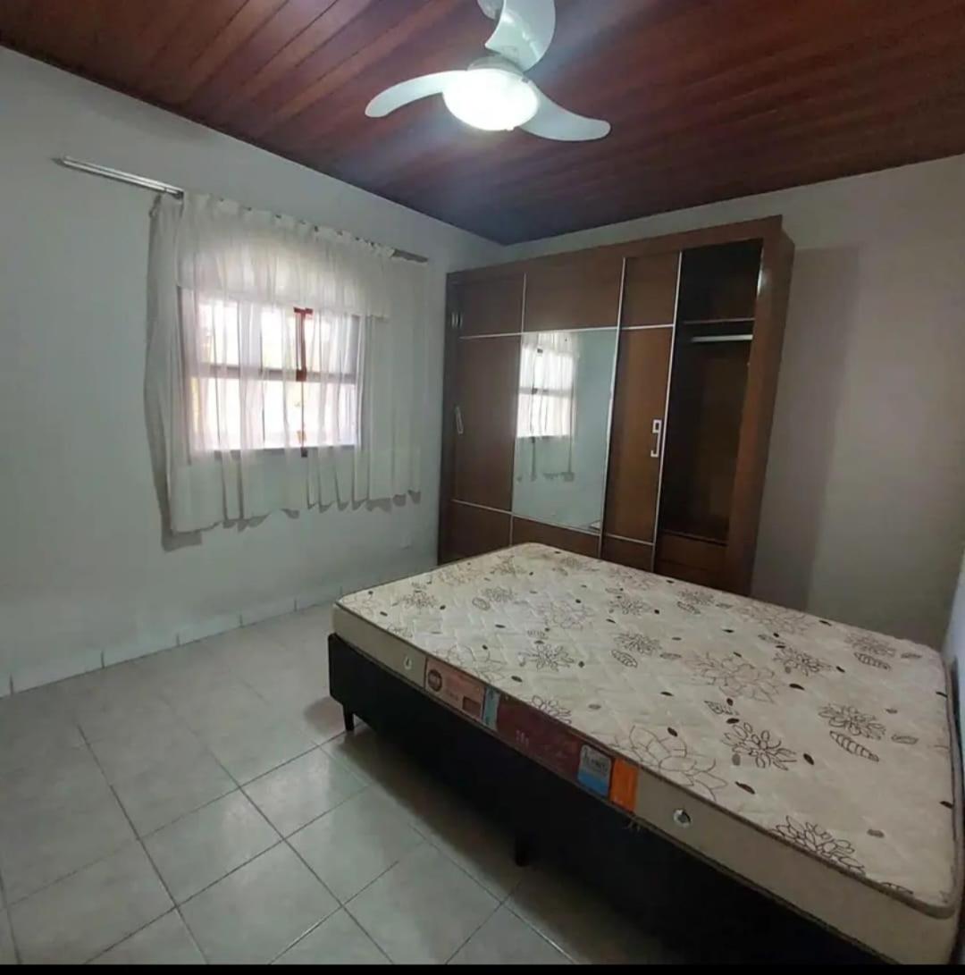 Charmosa Casa com 06 suítes na praia, beira rio Juqueriquere com rampa para barcos e jet sky