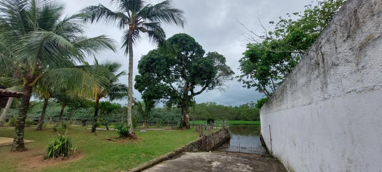 Charmosa Casa com 06 suítes na praia, beira rio Juqueriquere com rampa para barcos e jet sky