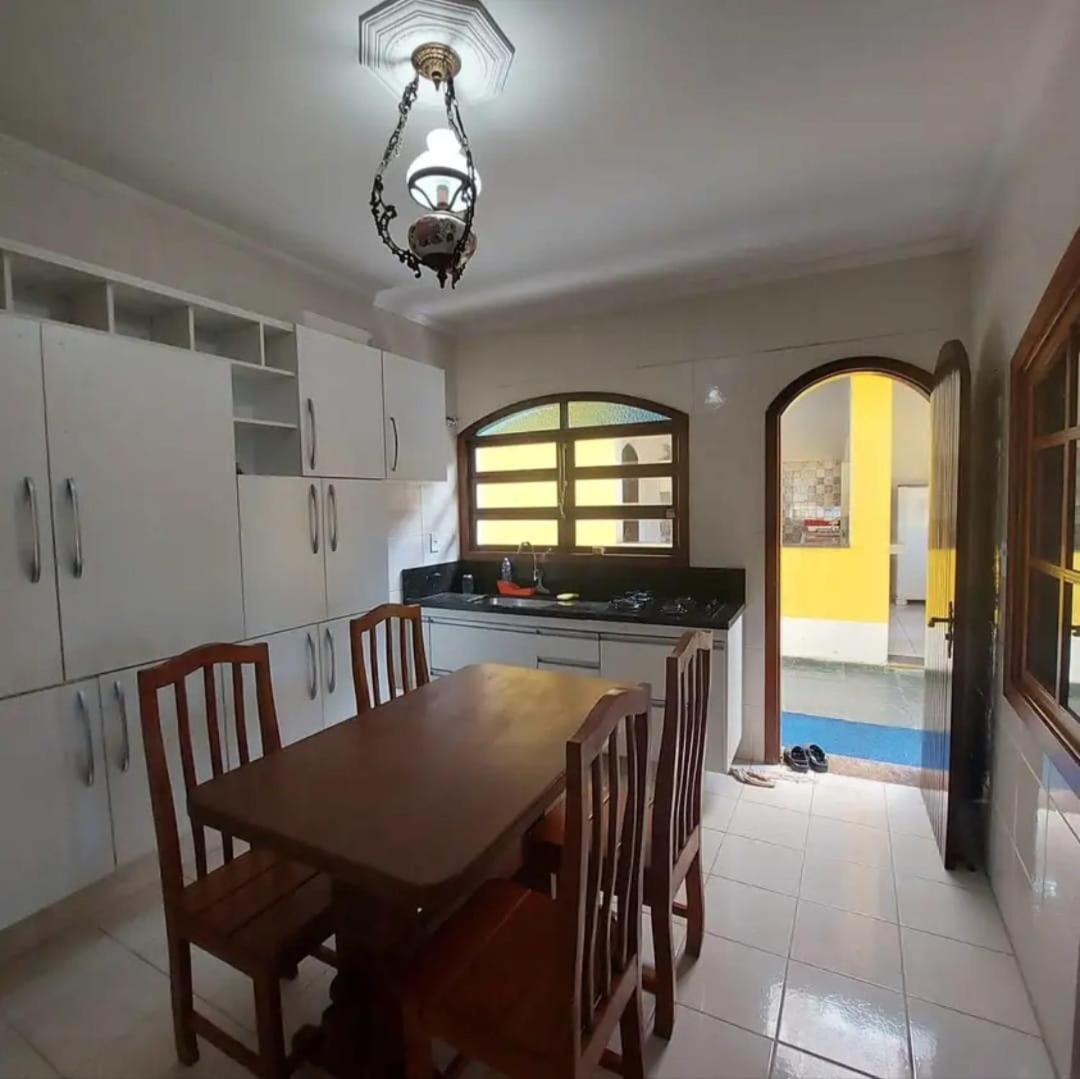 Charmosa Casa com 06 suítes na praia, beira rio Juqueriquere com rampa para barcos e jet sky
