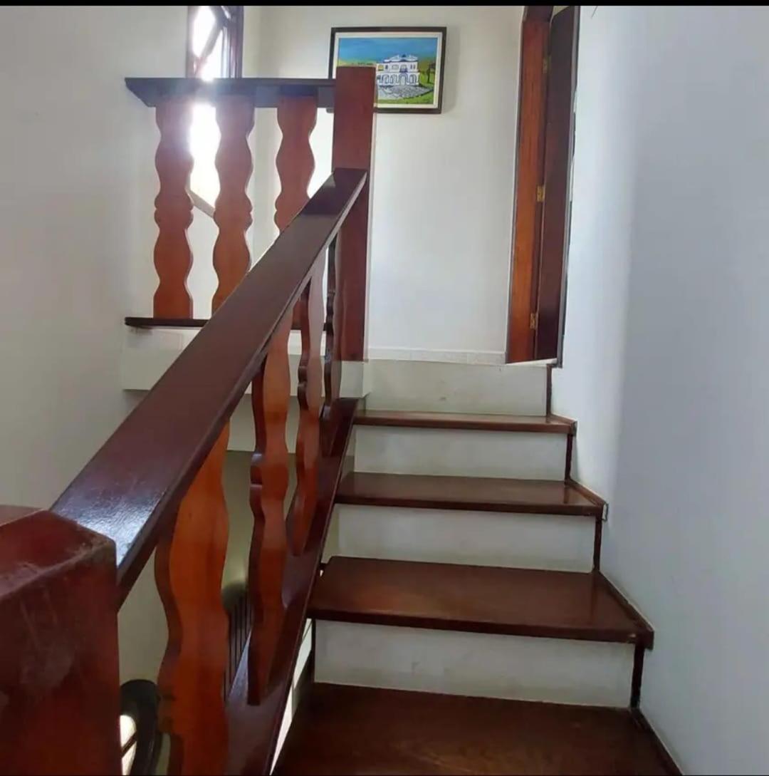 Charmosa Casa com 06 suítes na praia, beira rio Juqueriquere com rampa para barcos e jet sky