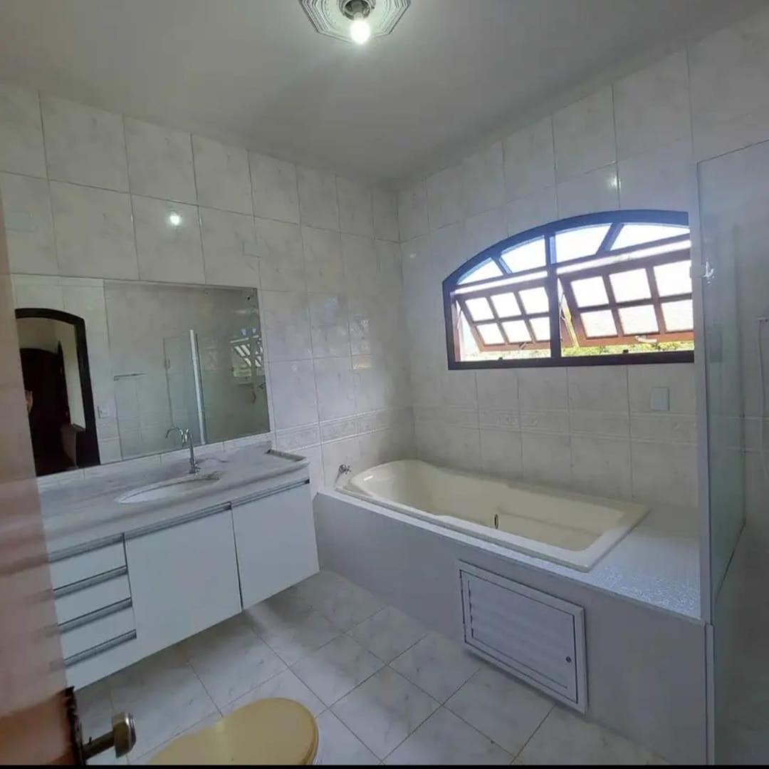 Charmosa Casa com 06 suítes na praia, beira rio Juqueriquere com rampa para barcos e jet sky
