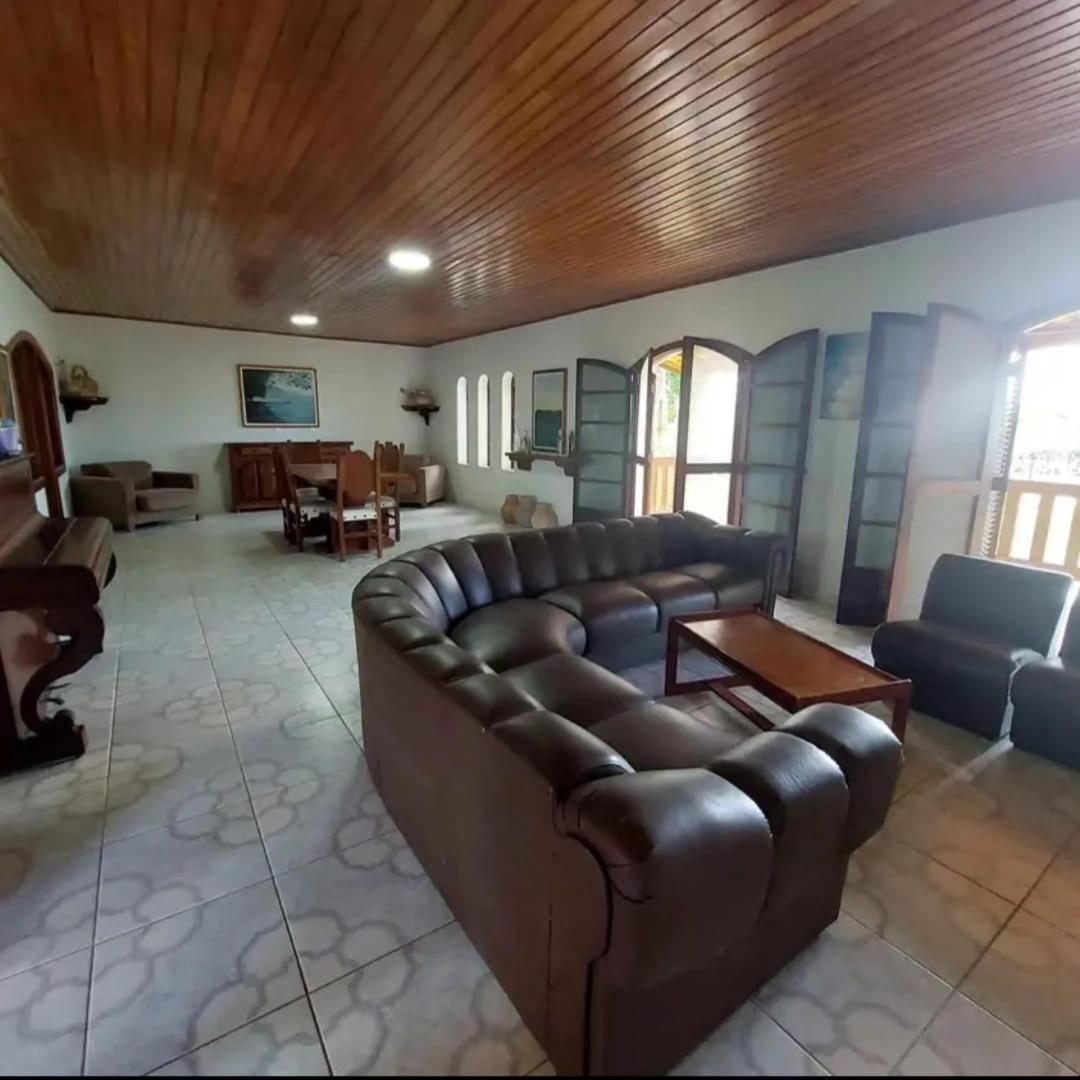 Charmosa Casa com 06 suítes na praia, beira rio Juqueriquere com rampa para barcos e jet sky