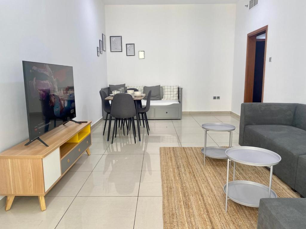 Lovely Dubai Marina Apt - Partial Sea view