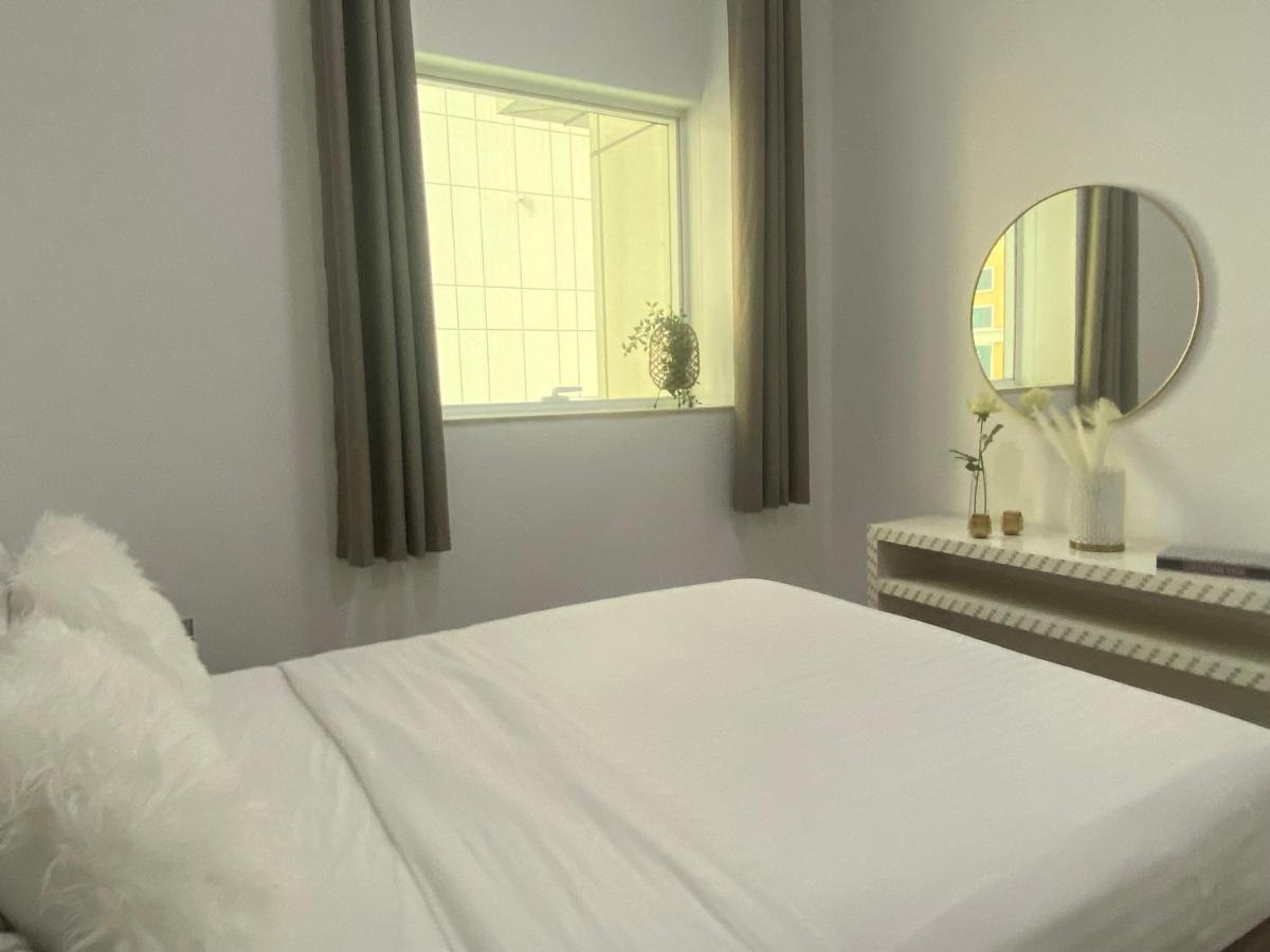 Lovely Dubai Marina Apt - Partial Sea view