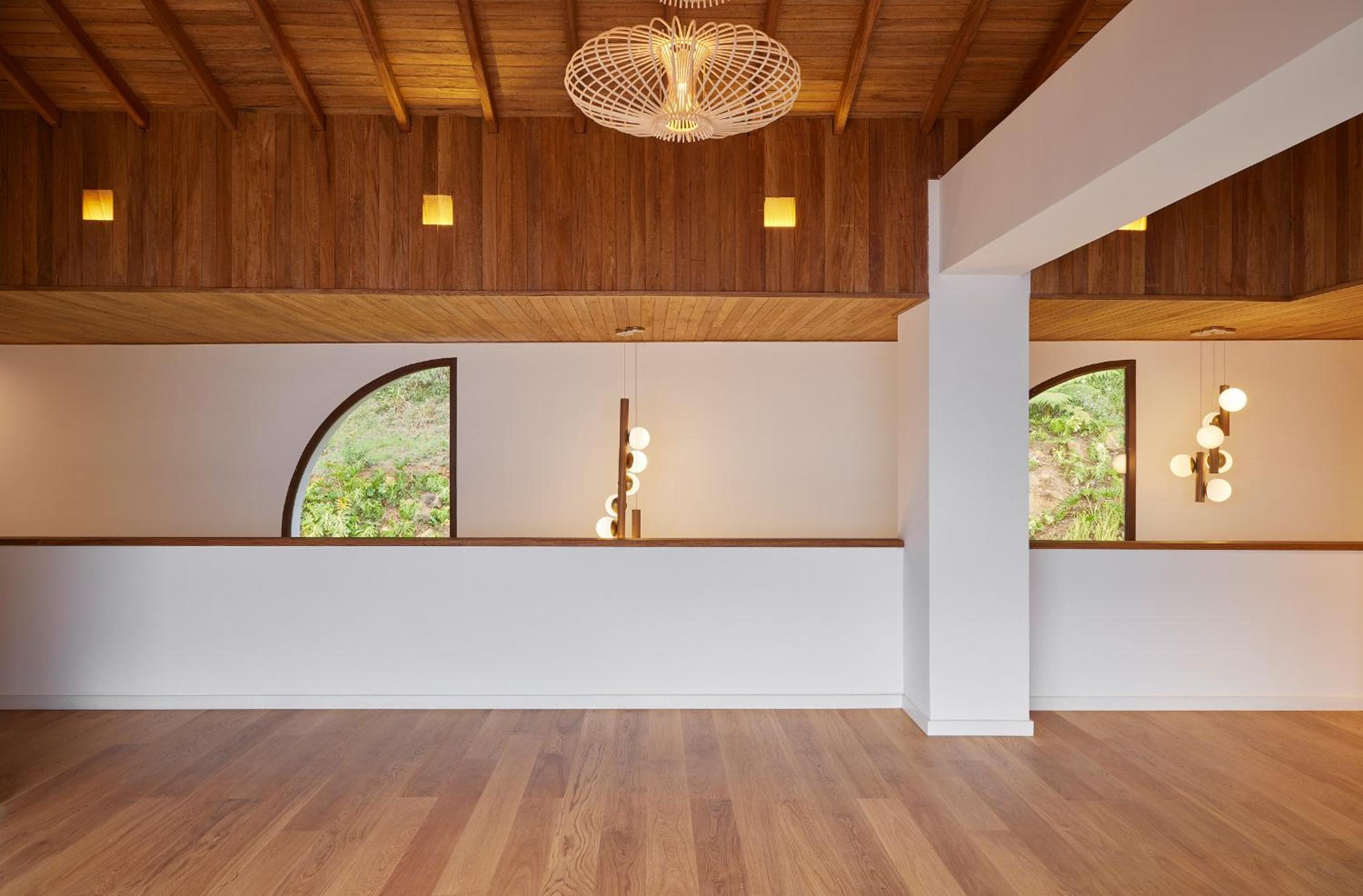 Hilltop Enchanting Villa with Stunning Views & Jacuzzi