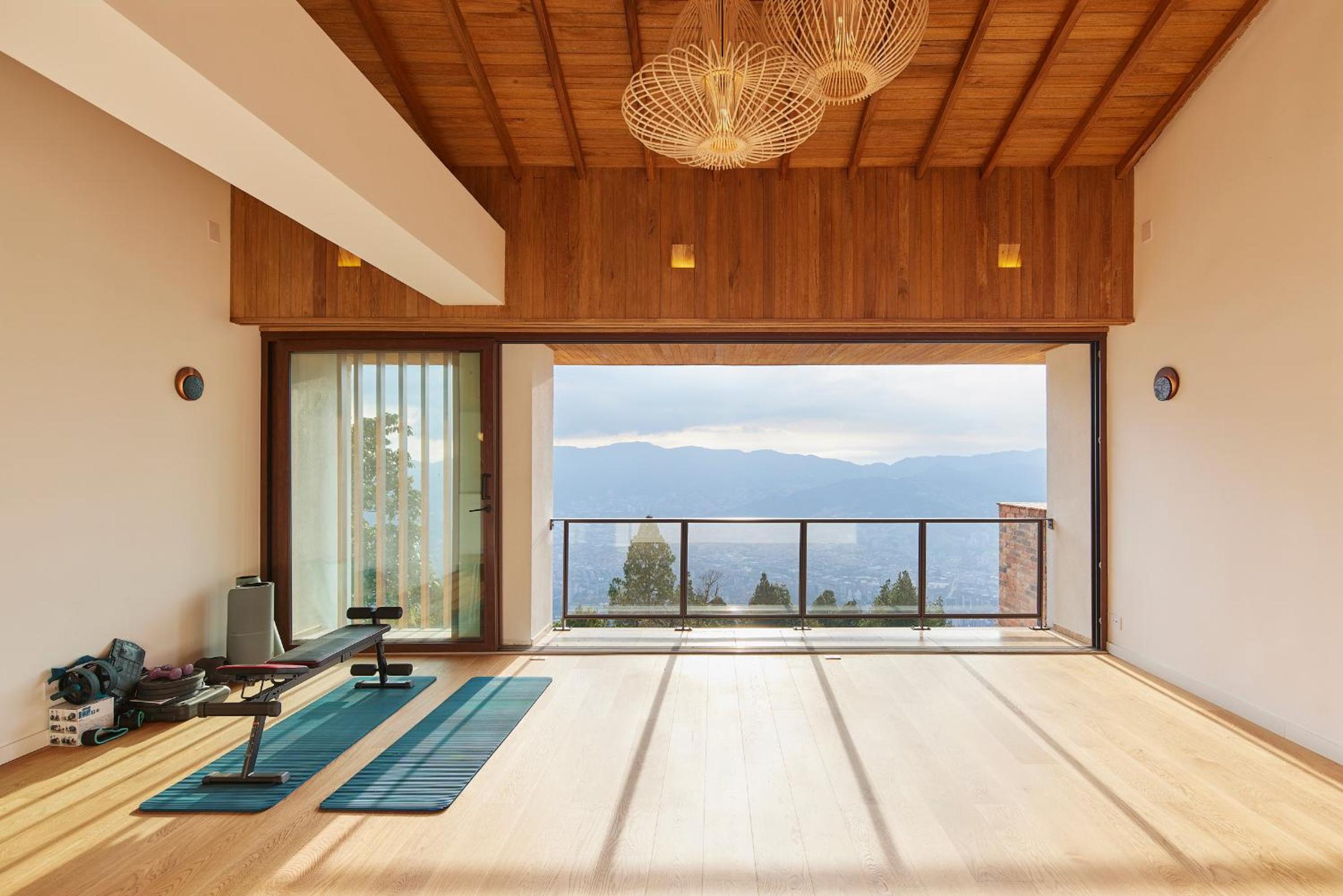 Hilltop Enchanting Villa with Stunning Views & Jacuzzi
