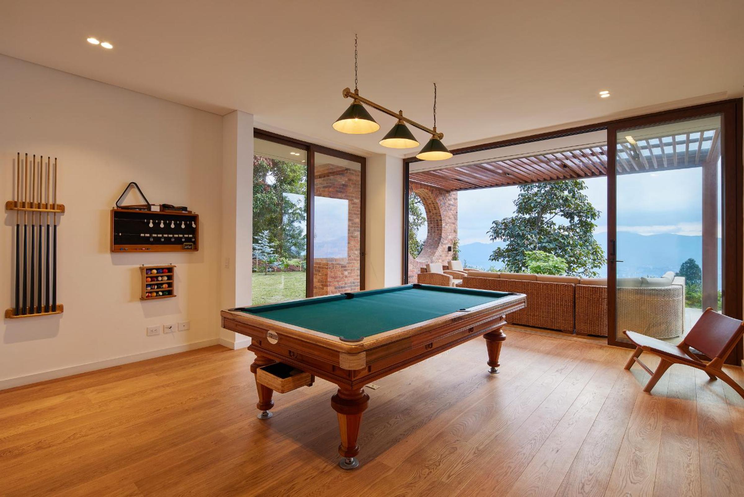 Hilltop Enchanting Villa with Stunning Views & Jacuzzi