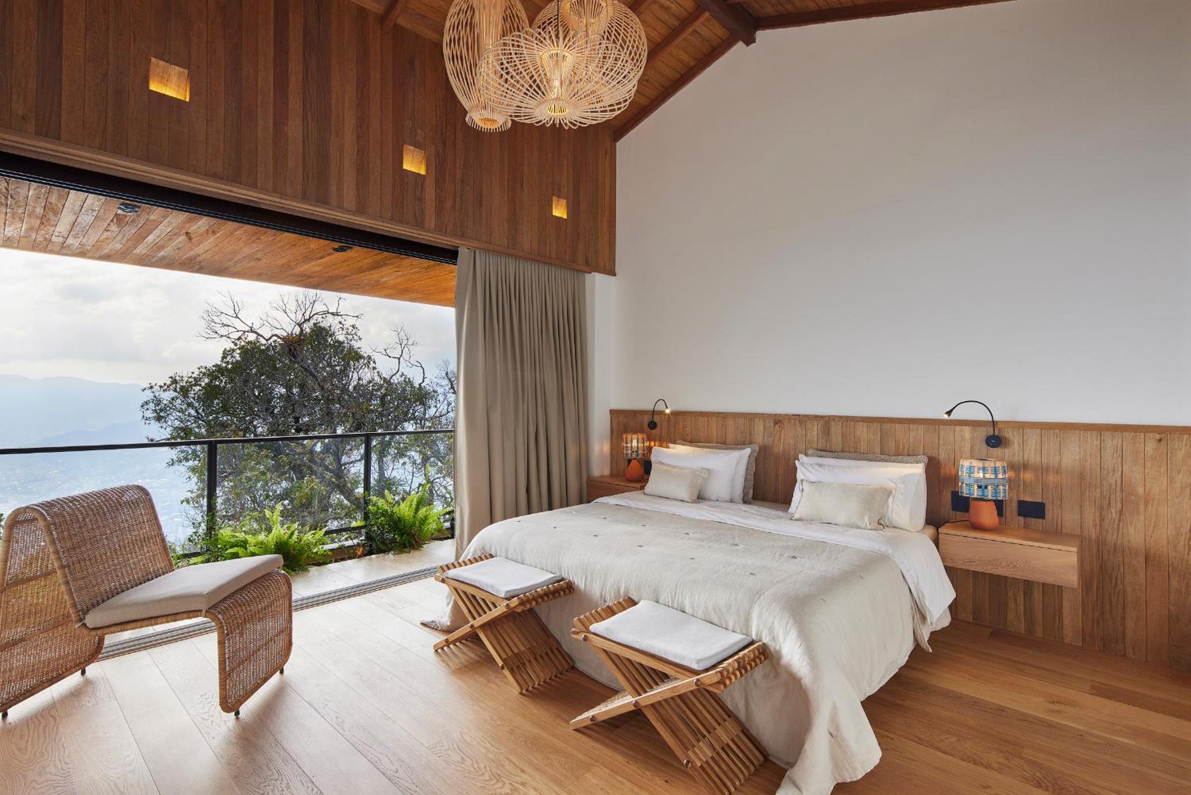 Hilltop Enchanting Villa with Stunning Views & Jacuzzi