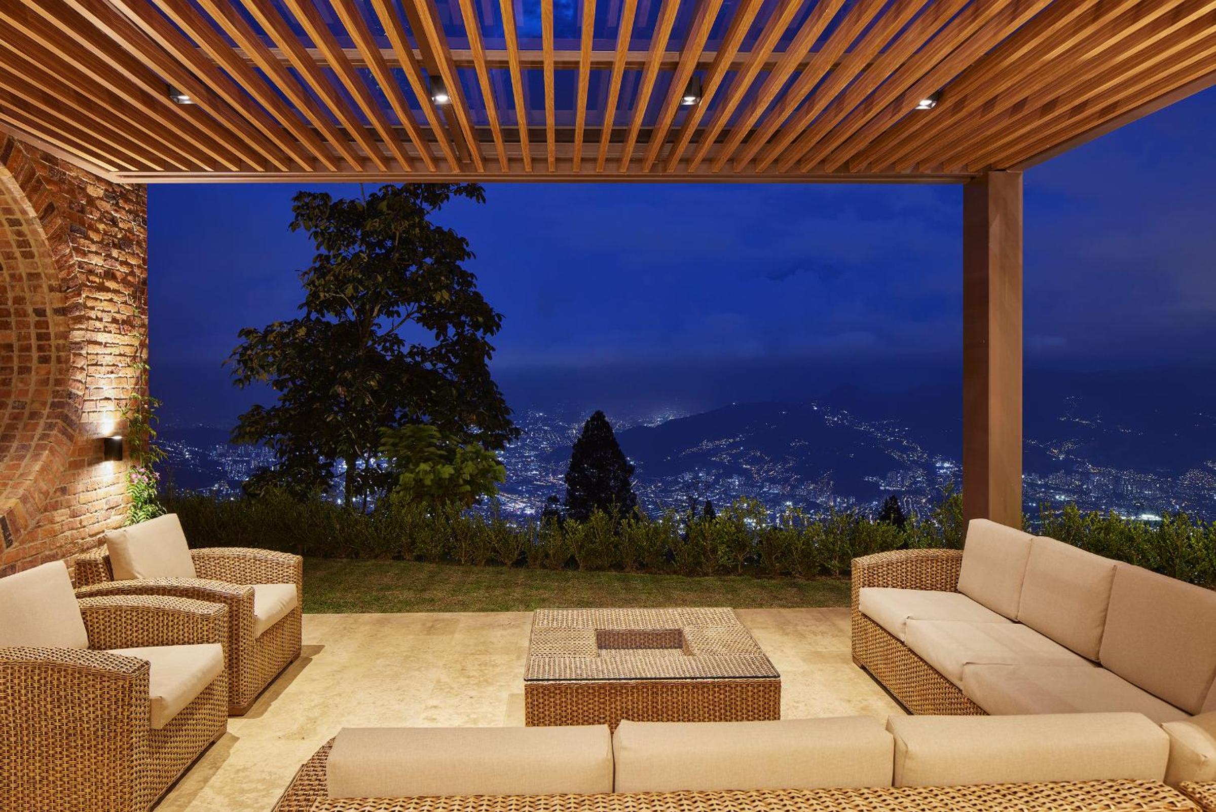 Hilltop Enchanting Villa with Stunning Views & Jacuzzi
