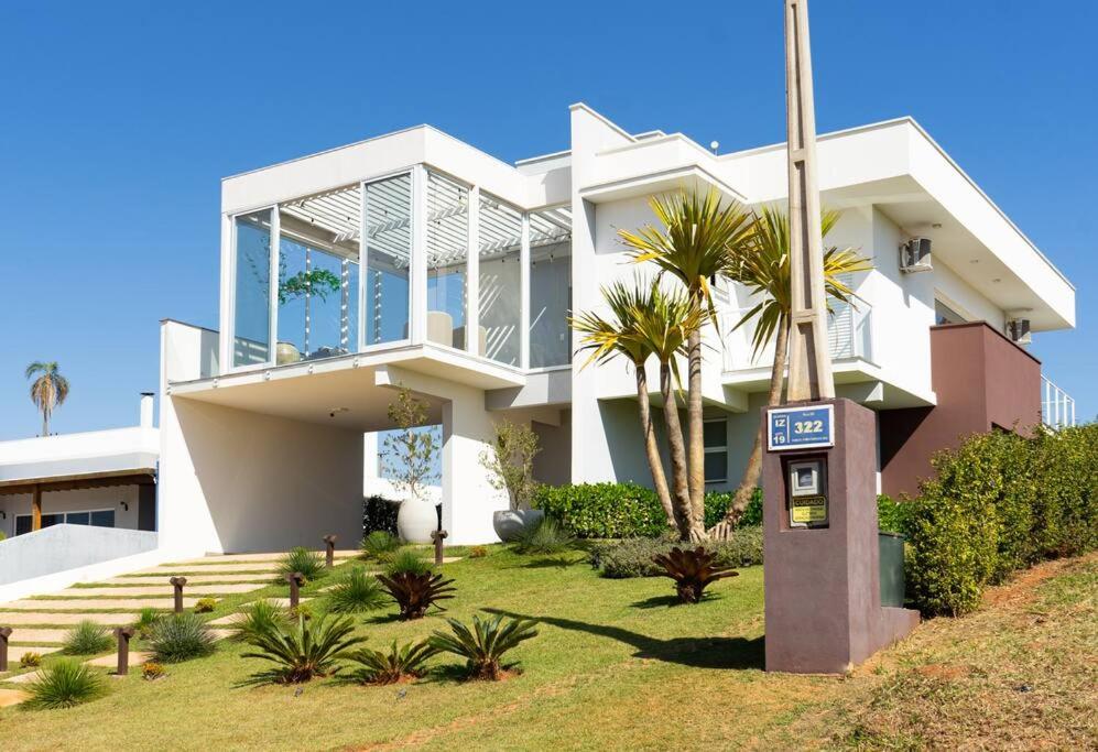 Casa alto padrão as margens da represa de Avaré.