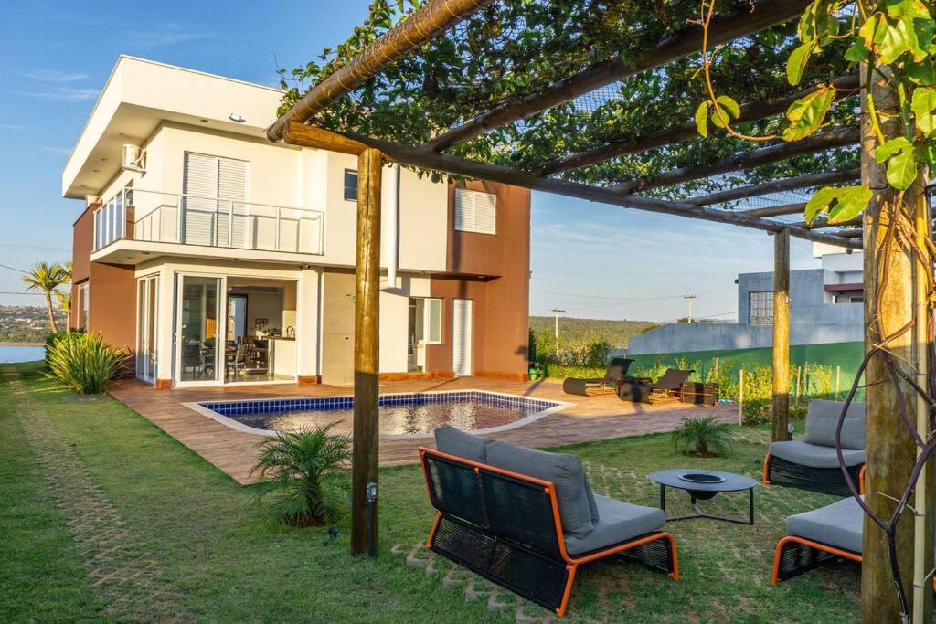 Casa alto padrão as margens da represa de Avaré.
