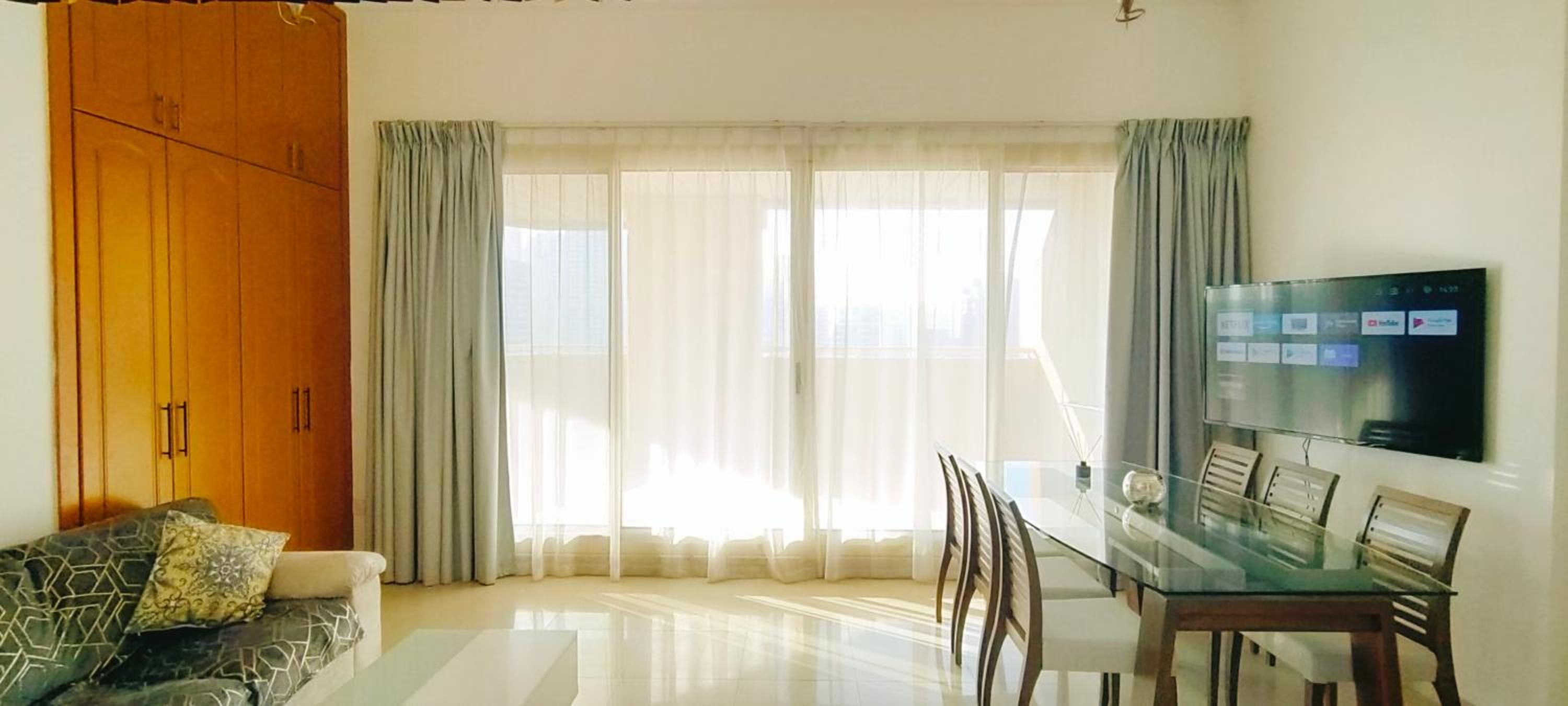 2 BR apartment with a beautiful view of the Marina minimum 5 night
