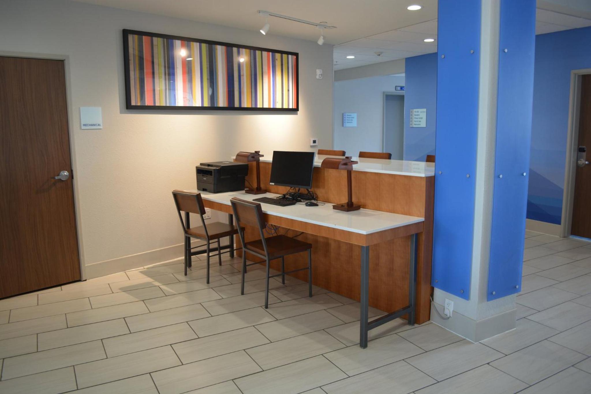 Liberal Vacations - Holiday Inn Express  Suites - Liberal, an IHG Hotel - Property Image 34