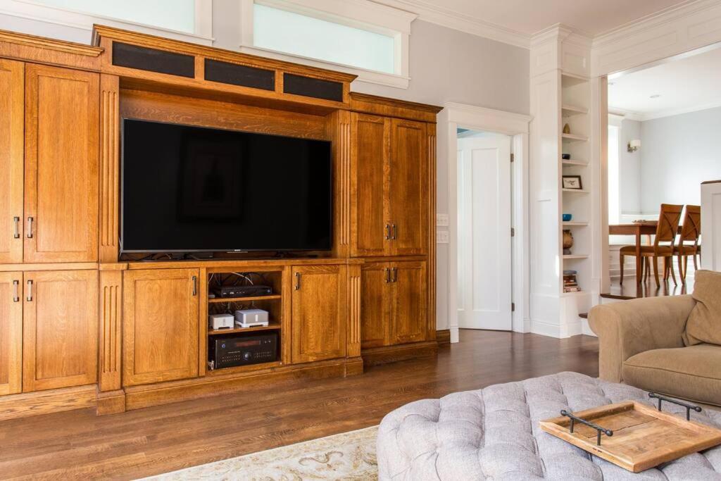 Featured in Chicago Socials Most Luxurious Airbnbs view 3