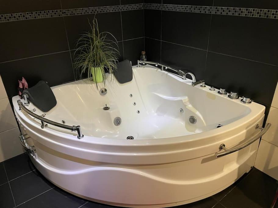 Outlet Center House, Pool-Jacuzzi-Garden-Sundeck
