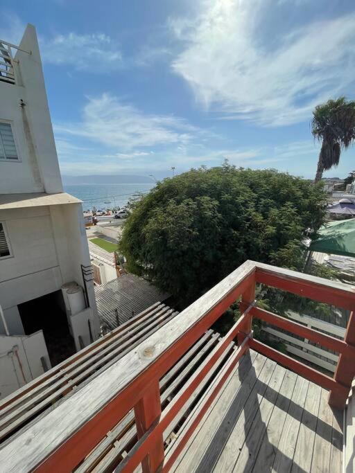 Casa de dos pisos a pasos de la playa