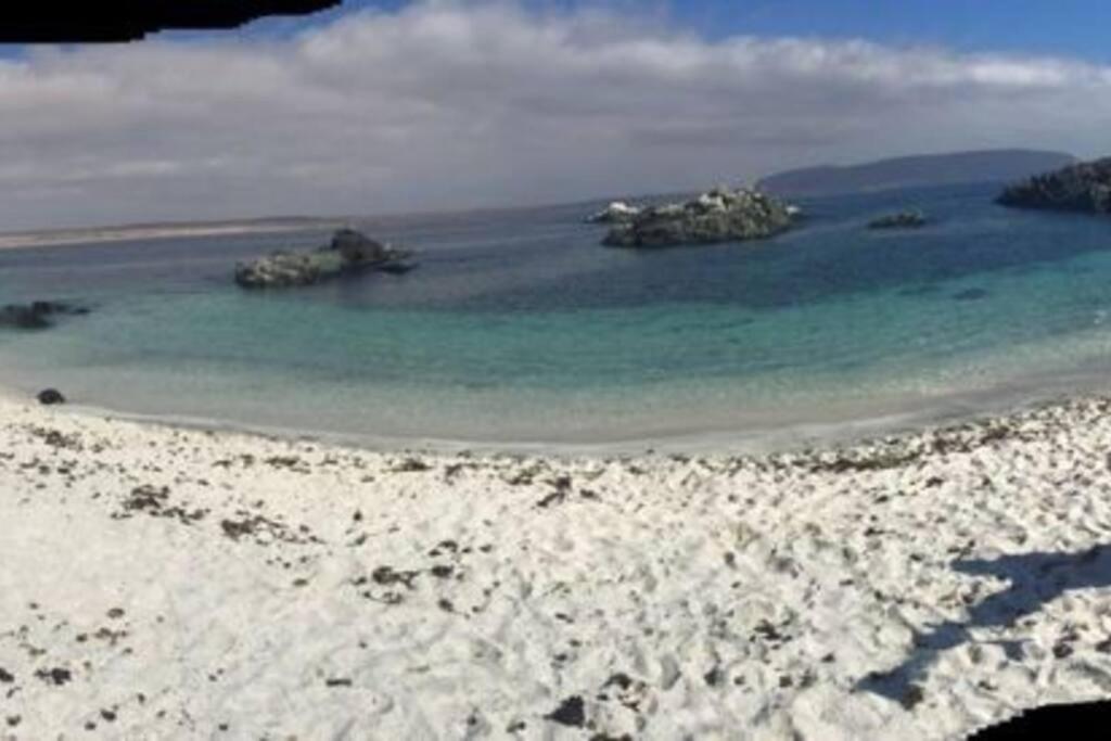 Casa de dos pisos a pasos de la playa