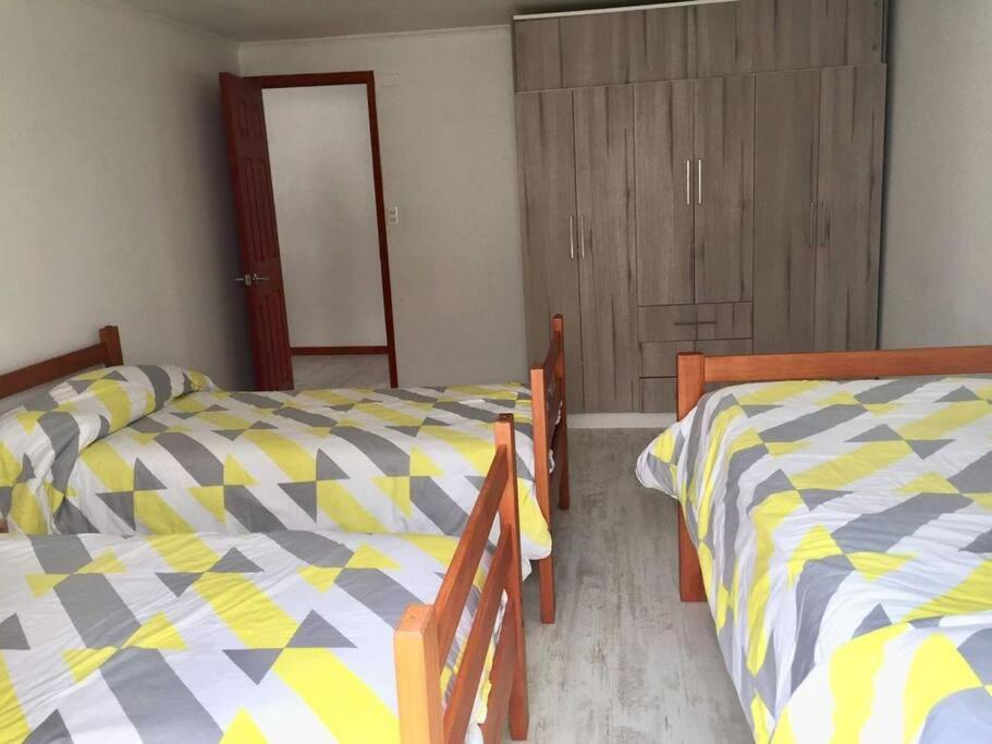 Casa de dos pisos a pasos de la playa