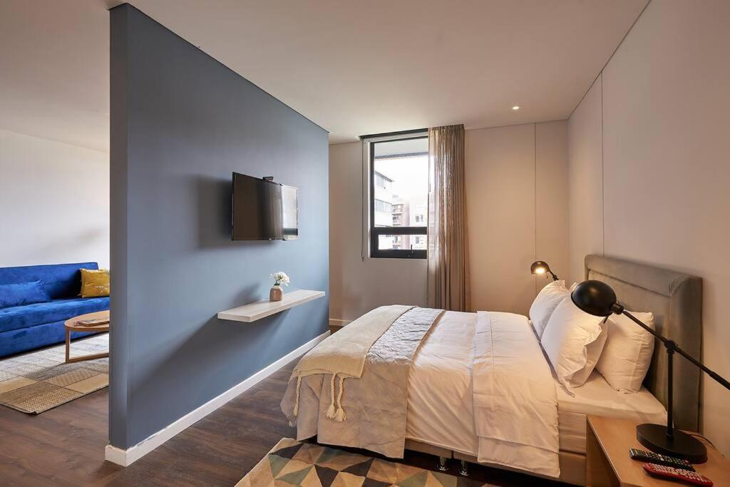 Caluce Apt 5C by Letoh