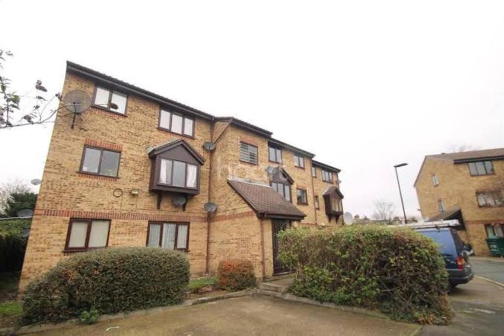 Entire 2 Bed Flat in London, 5 mins from Tube