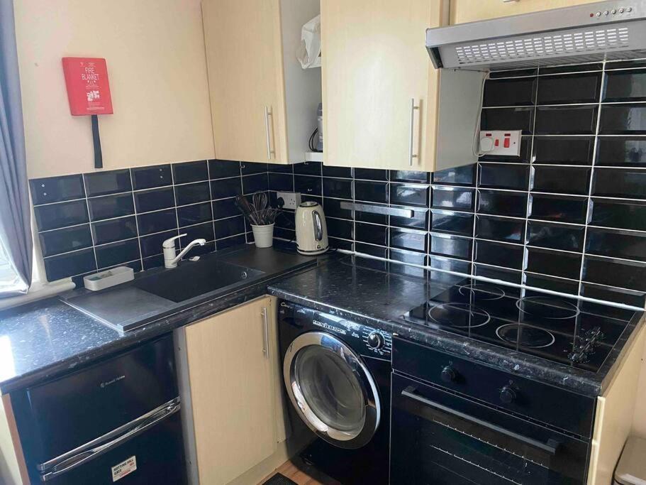 Entire 2 Bed Flat in London, 5 mins from Tube