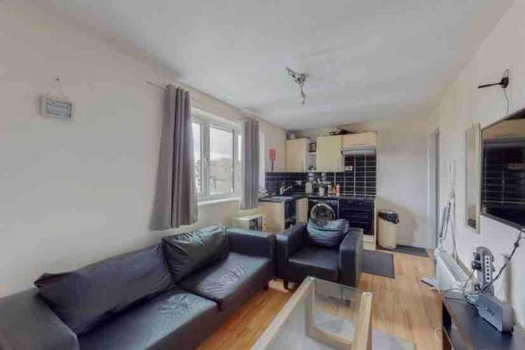 Entire 2 Bed Flat in London, 5 mins from Tube