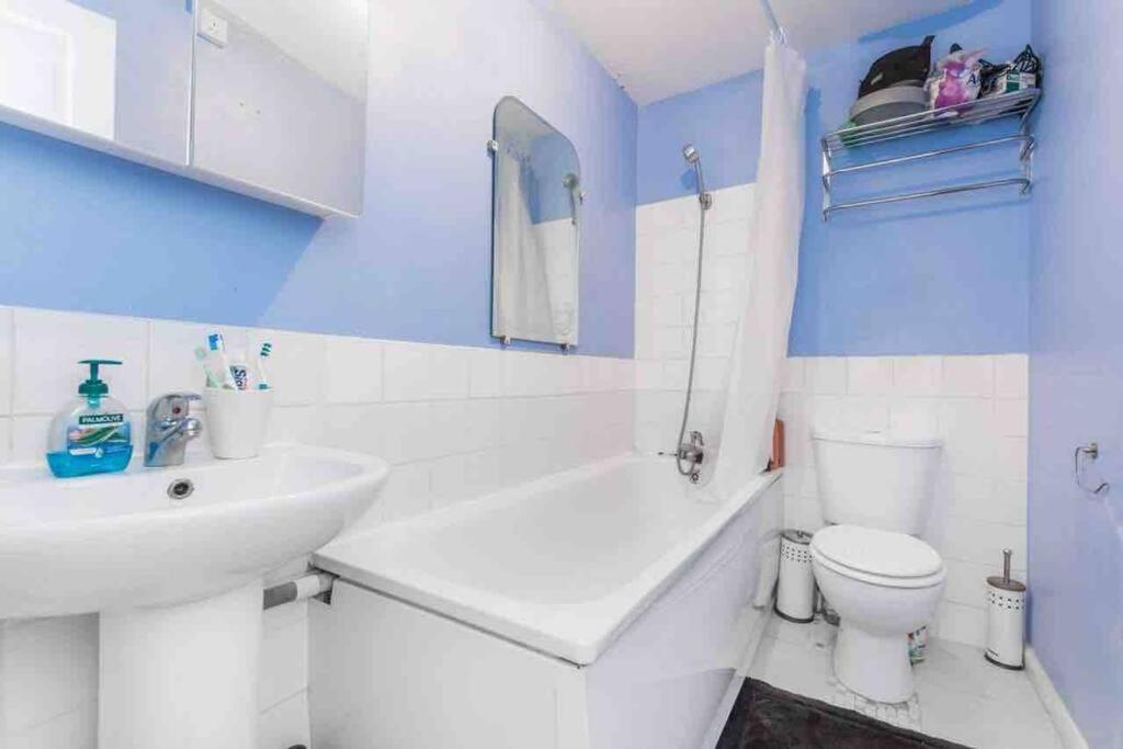 Entire 2 Bed Flat in London, 5 mins from Tube