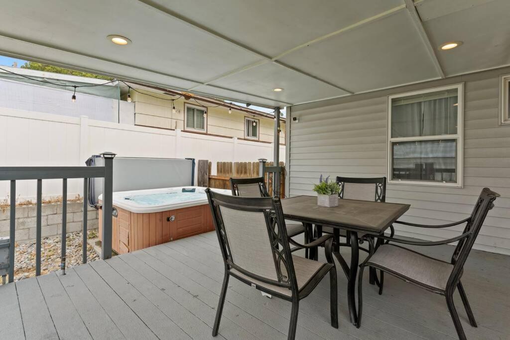 Hotel Theater Room Hot Tub 2 Living Rooms Fire Pit - Image 1