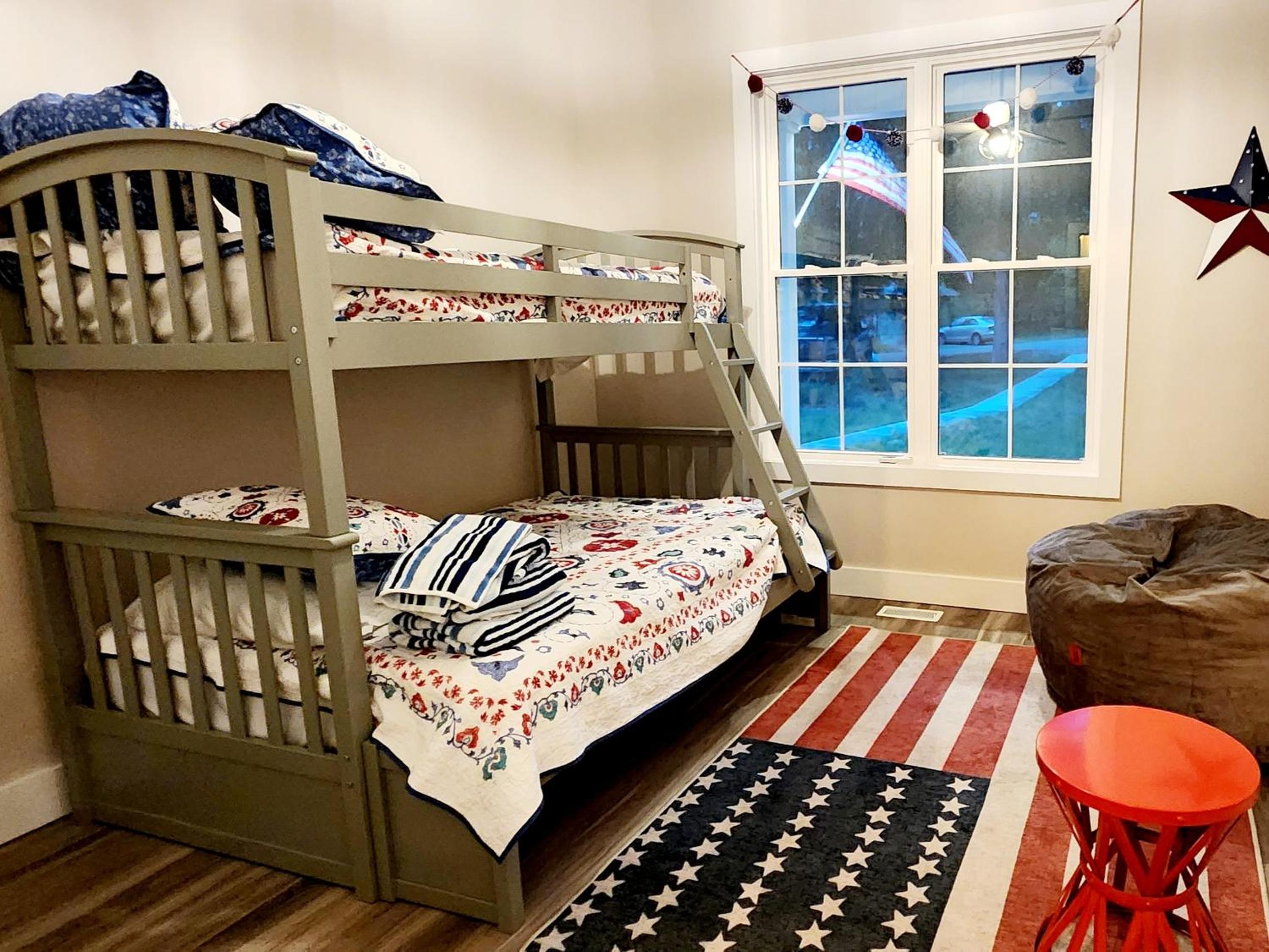 Patriotic Family Creek House, Private River Dock Ark