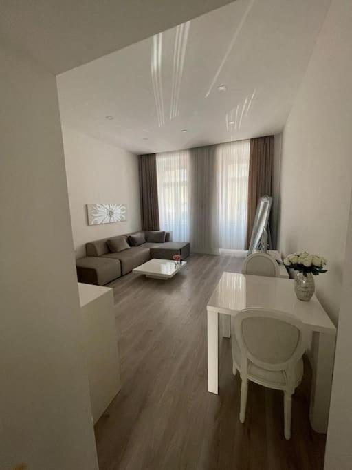 StayIn - Elegant design apartment with garden