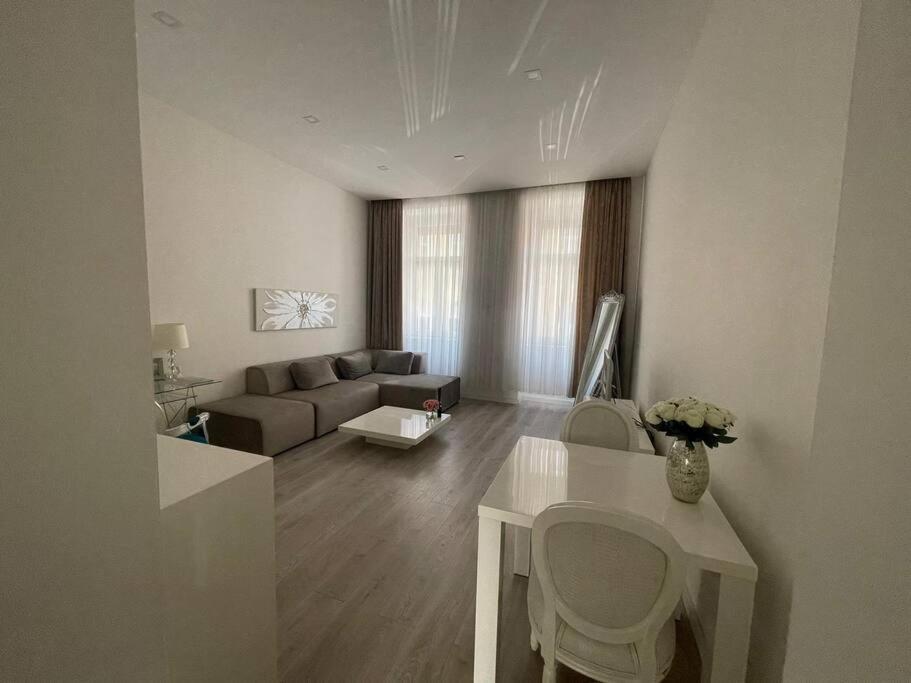 StayIn - Elegant design apartment with garden