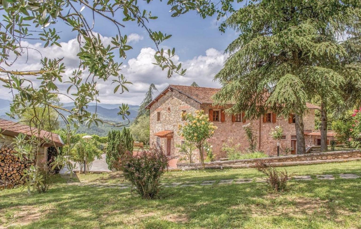 Villa Brenda by VacaVilla view 3