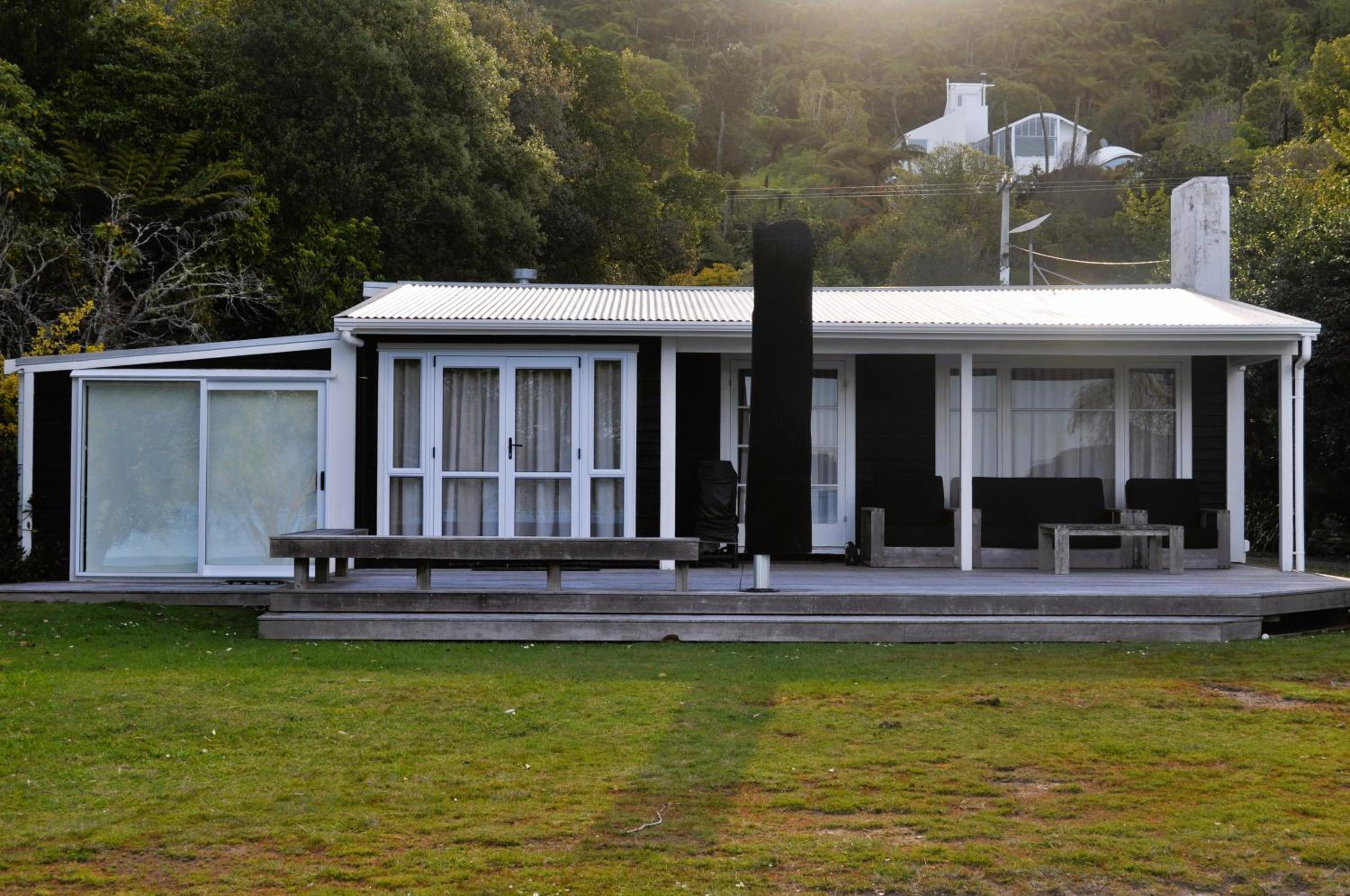 Lakeside Cottage with Jetty at Lake Tarawera view 5