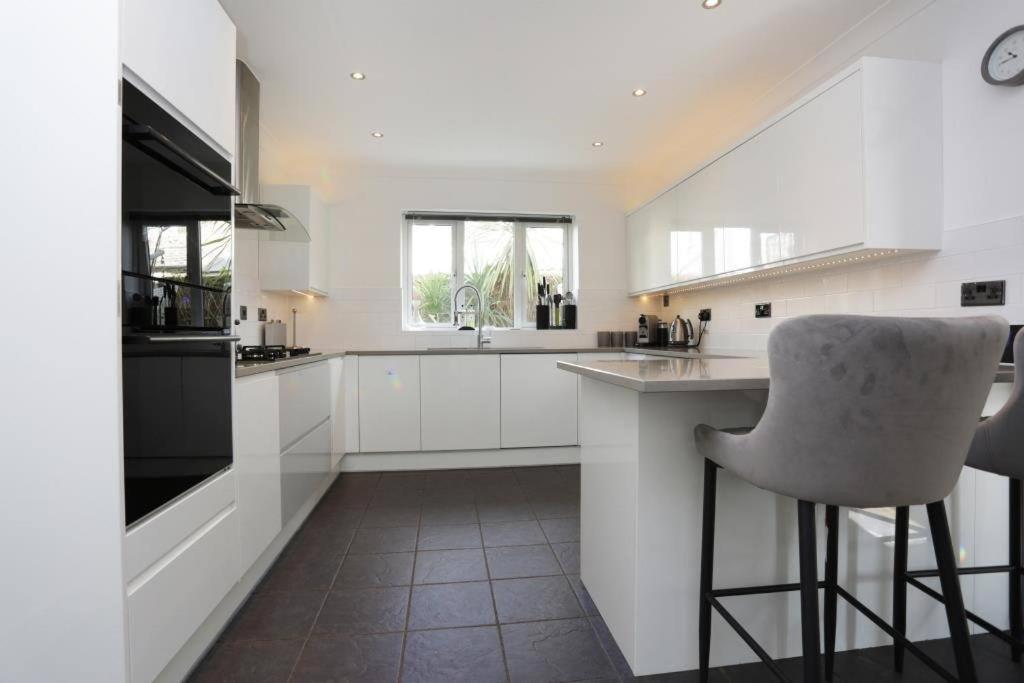 GLEN HURST by BOURNECOAST - A Modern Detached Town Centre Holiday Home with a Snug, Games Room and Garden - HB3114 view 5