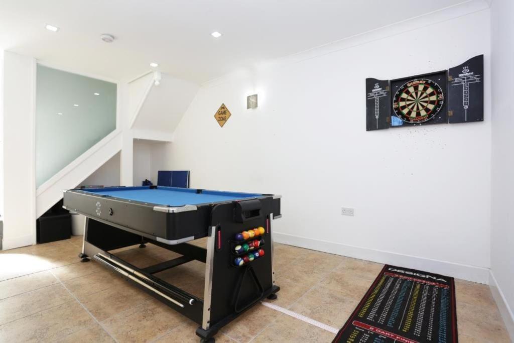GLEN HURST by BOURNECOAST - A Modern Detached Town Centre Holiday Home with a Snug, Games Room and Garden - HB3114 view 4