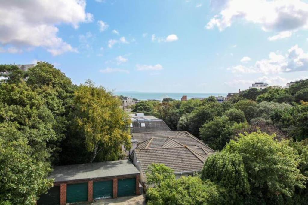 GLEN HURST by BOURNECOAST - A Modern Detached Town Centre Holiday Home with a Snug, Games Room and Garden - HB3114 view 2