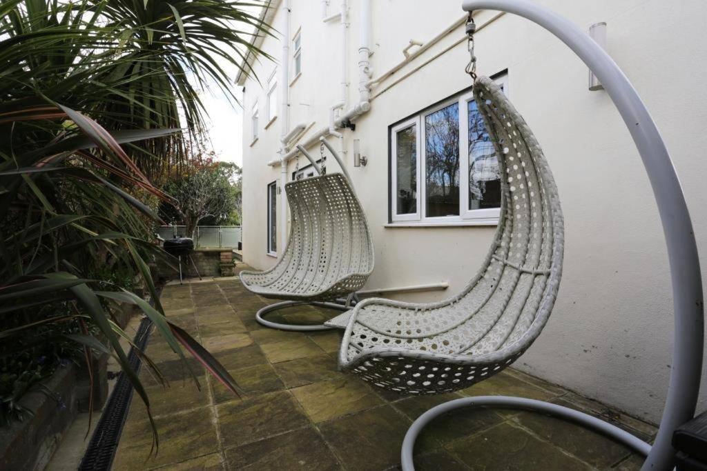 GLEN HURST by BOURNECOAST - A Modern Detached Town Centre Holiday Home with a Snug, Games Room and Garden - HB3114 view 3