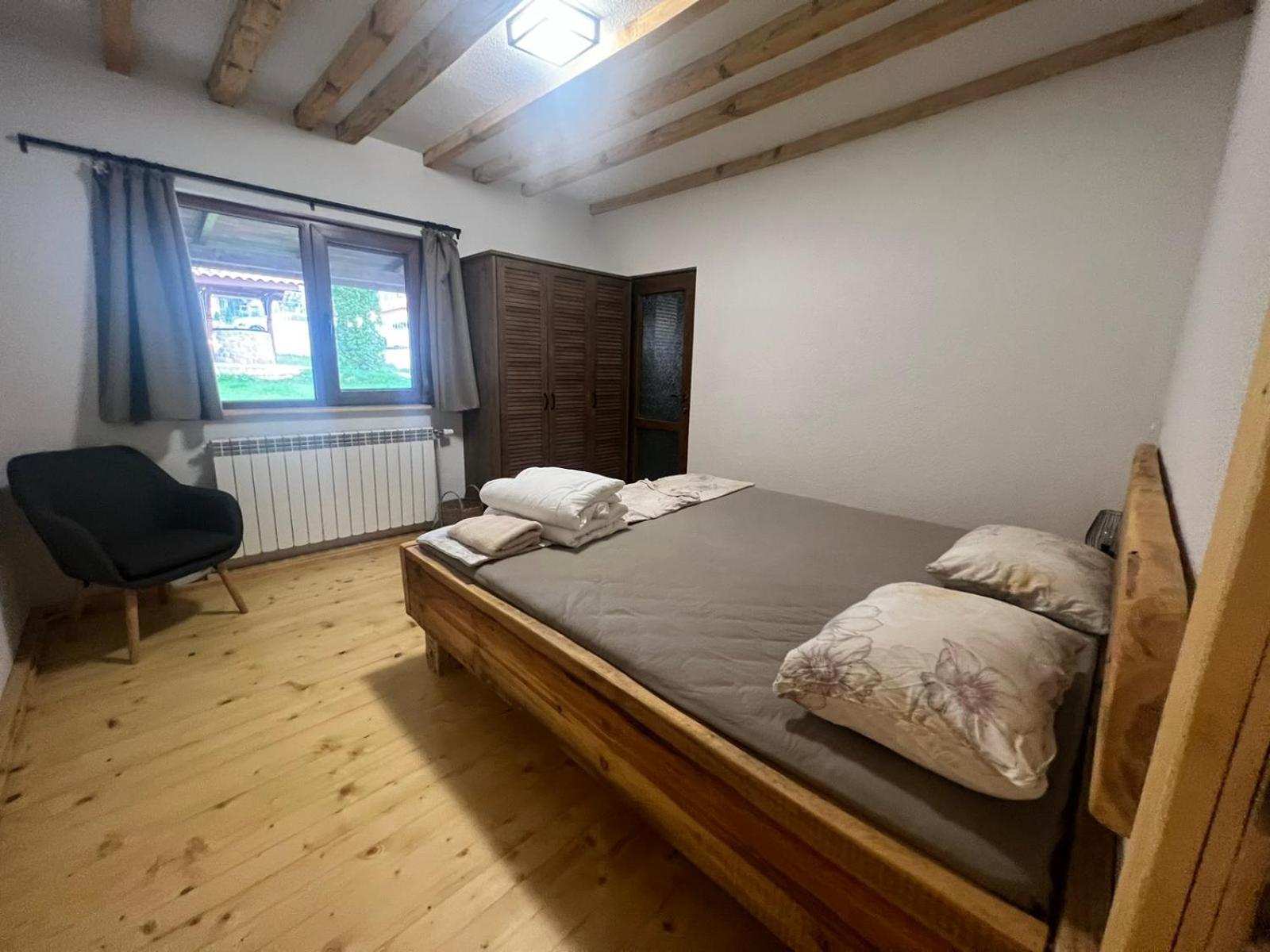Villa Yarema Mountain Relax with Hot Jacuzzi & Sauna by BookVillaBG