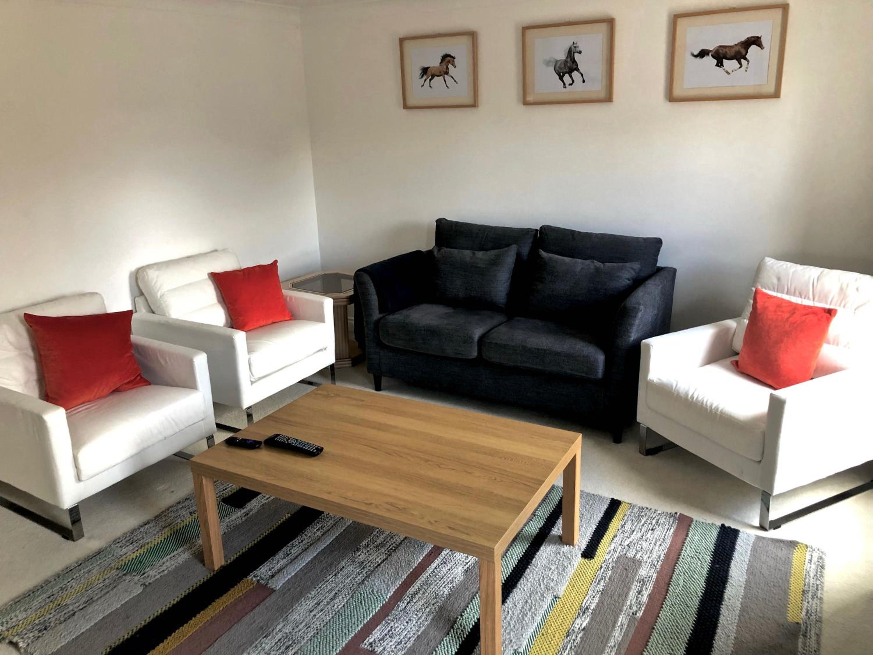 A 3 bedroom townhouse is located in the centre of Newbury view 2