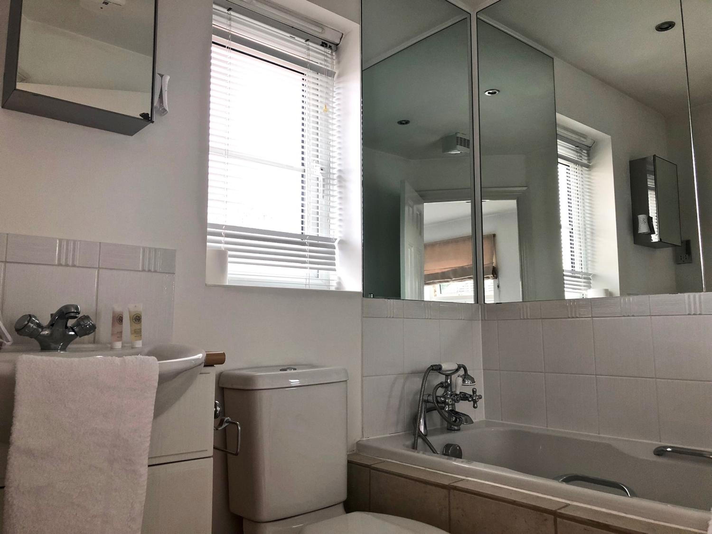 A 3 bedroom townhouse is located in the centre of Newbury view 3
