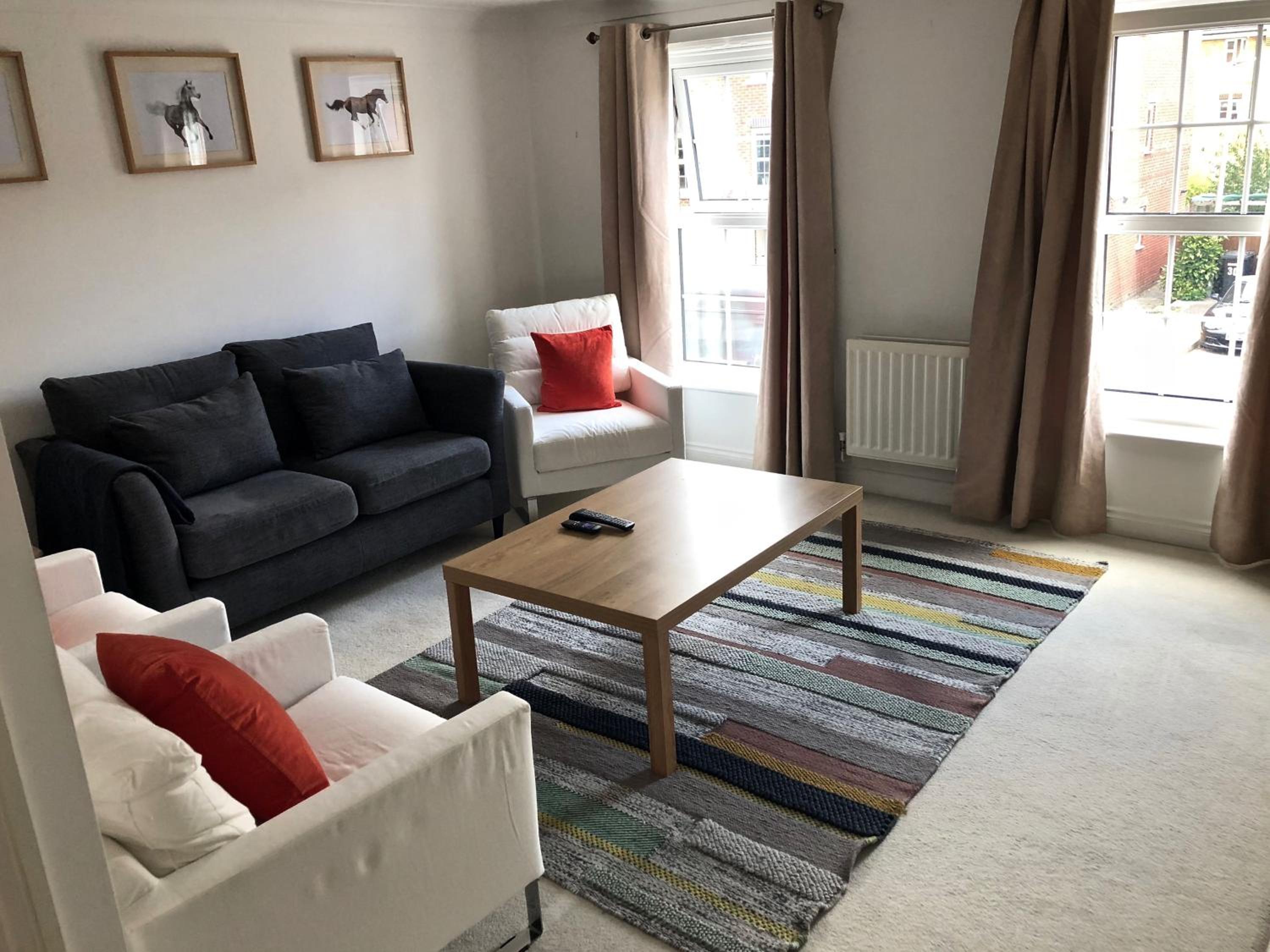 A 3 bedroom townhouse is located in the centre of Newbury view 4