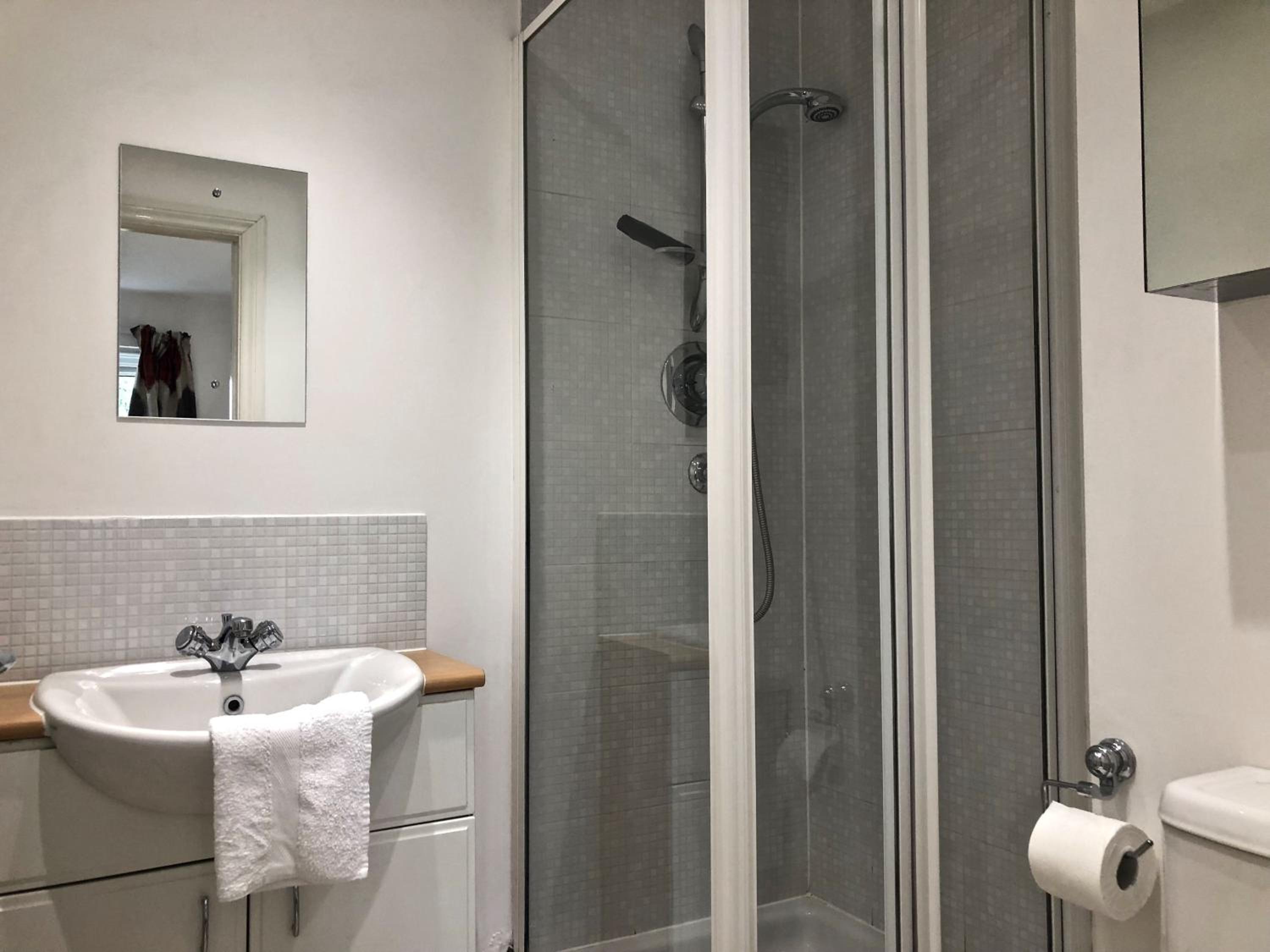 A 3 bedroom townhouse is located in the centre of Newbury view 5