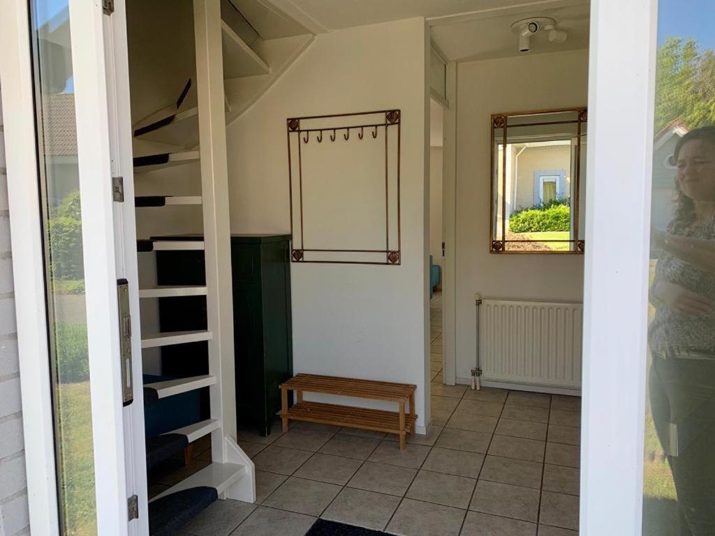 Strandvilla vlak bij zee met grote tuin view 5