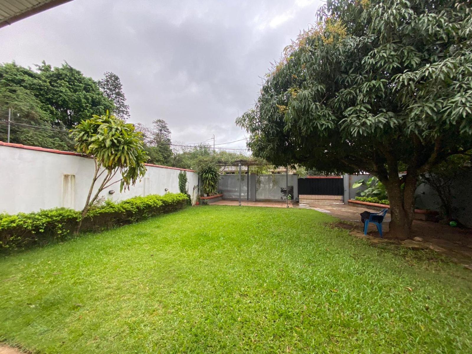 Casa familiar completa con patio grande y estacionamiento en zona tranquila view 3